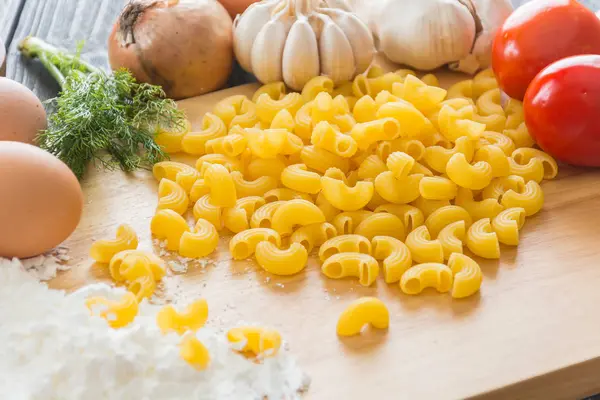 Сухі макарони спагетті з інгредієнтом — стокове фото