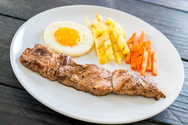 Bife de porco no fundo de madeira — Fotografia de Stock