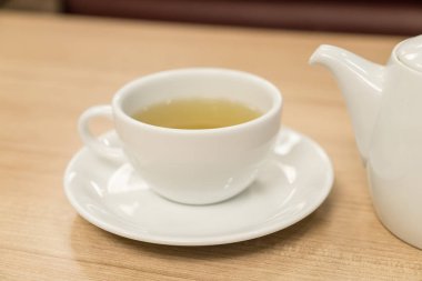 Çay fincanı masada.