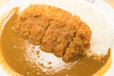 Kızarmış domuz etli körili pilav.