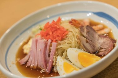 karides, jambon, domuz eti ve yumurta ile soğuk ramen