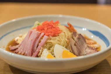 karides, jambon, domuz eti ve yumurta ile soğuk ramen