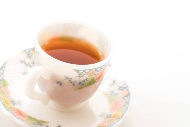 Beyaz arkaplanda çay fincanı