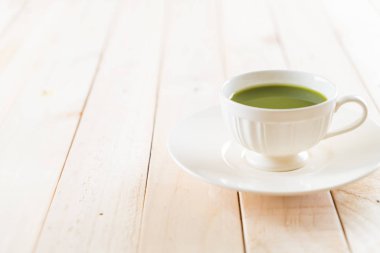 ahşap arka plan üzerinde sıcak matcha