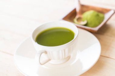 ahşap arka plan üzerinde sıcak matcha