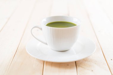 ahşap arka plan üzerinde sıcak matcha