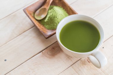 ahşap arka plan üzerinde sıcak matcha