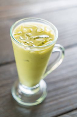 buzlu matcha latte 