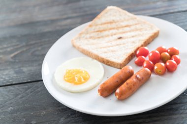 Tahta arka planda kahvaltı yemeği