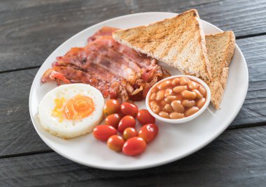 beyaz zemin üzerine kahvaltı