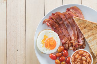 beyaz zemin üzerine kahvaltı