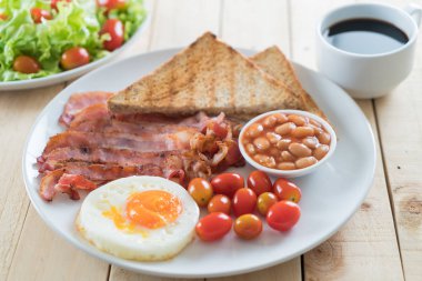 Kahvaltı ahşap masada