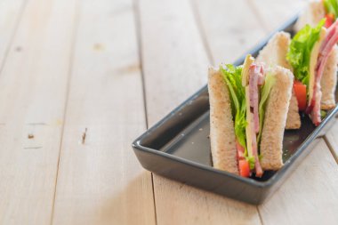 Tahta arka planda sandviç