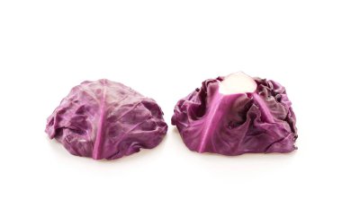 beyaz arkaplanda mor lahana