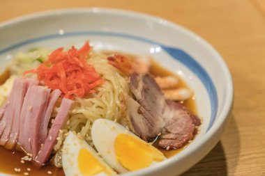 karides, jambon, domuz eti ve yumurta ile soğuk ramen