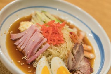 karides, jambon, domuz eti ve yumurta ile soğuk ramen