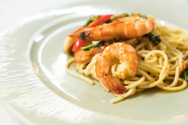 Acılı spagetti karides 