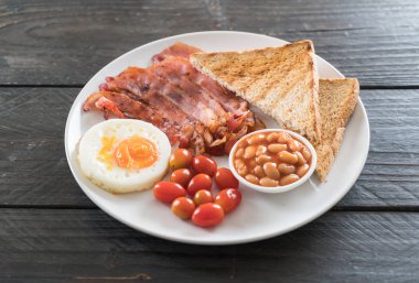 Kahvaltı ahşap masada