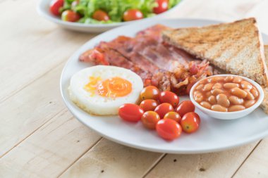 Kahvaltı ahşap masada
