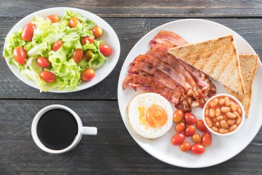 Kahvaltı ahşap masada