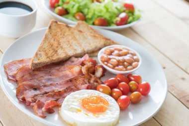 Kahvaltı ahşap masada