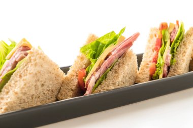 beyaz zemin üzerinde sandviç