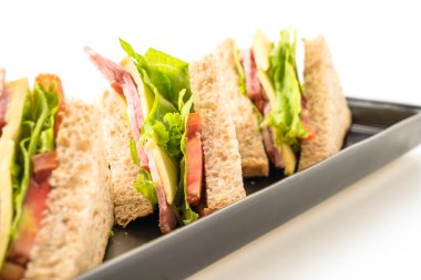 beyaz zemin üzerinde sandviç