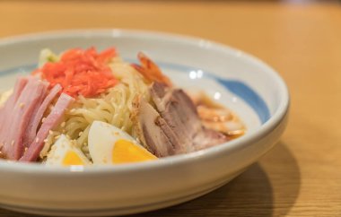 karides, jambon, domuz eti ve yumurta ile soğuk ramen