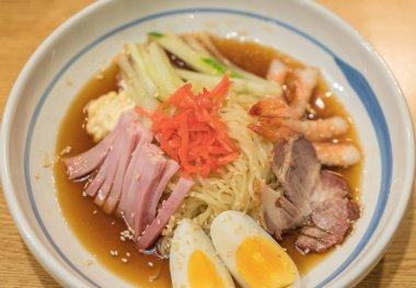 karides, jambon, domuz eti ve yumurta ile soğuk ramen