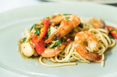 Acılı spagetti karides 