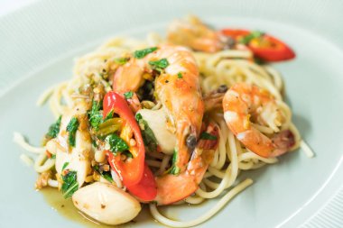 Acılı spagetti karides 