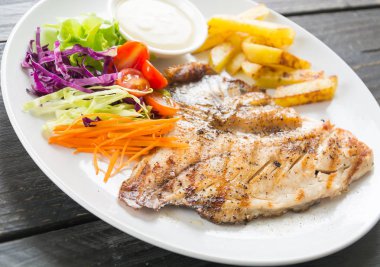 Ahşap masada balık bifteği