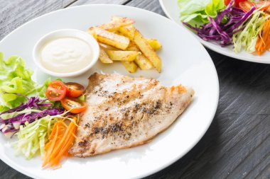 Ahşap masada balık bifteği