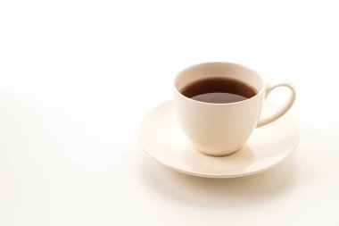 Beyaz arkaplanda çay fincanı