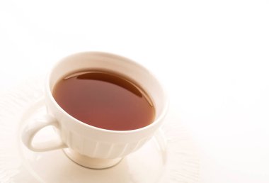 Beyaz arkaplanda çay fincanı
