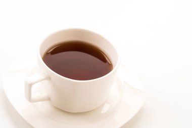 Beyaz arkaplanda çay fincanı