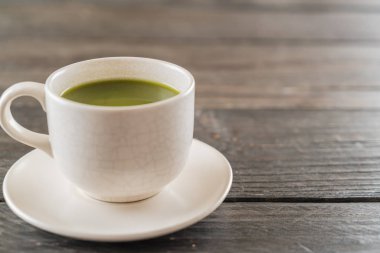 ahşap arka plan üzerinde sıcak matcha