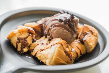 Çikolatalı dondurma tost