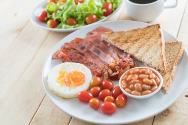 Kahvaltı ahşap masada