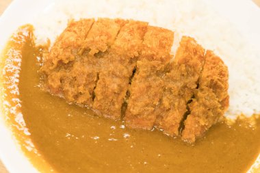 Kızarmış domuz etli körili pilav.