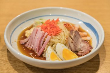 karides, jambon, domuz eti ve yumurta ile soğuk ramen