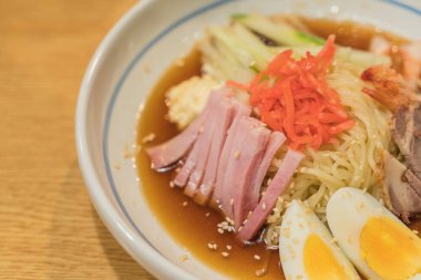 karides, jambon, domuz eti ve yumurta ile soğuk ramen