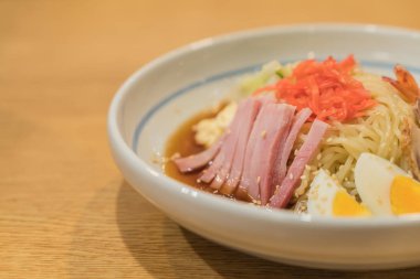 karides, jambon, domuz eti ve yumurta ile soğuk ramen