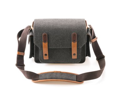 Kamera çantası beyaz arkaplanda