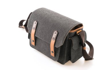 Kamera çantası beyaz arkaplanda