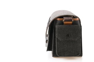 Kamera çantası beyaz arkaplanda