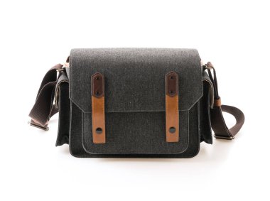 Kamera çantası beyaz arkaplanda