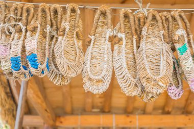 El ile sisal Namsangol Hanok köyünde, Se kullanılarak yapılan sandalet