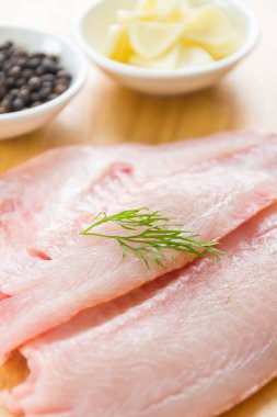 Tahtada tilapia çiğ