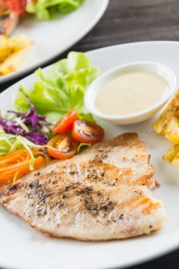 Ahşap masada balık bifteği